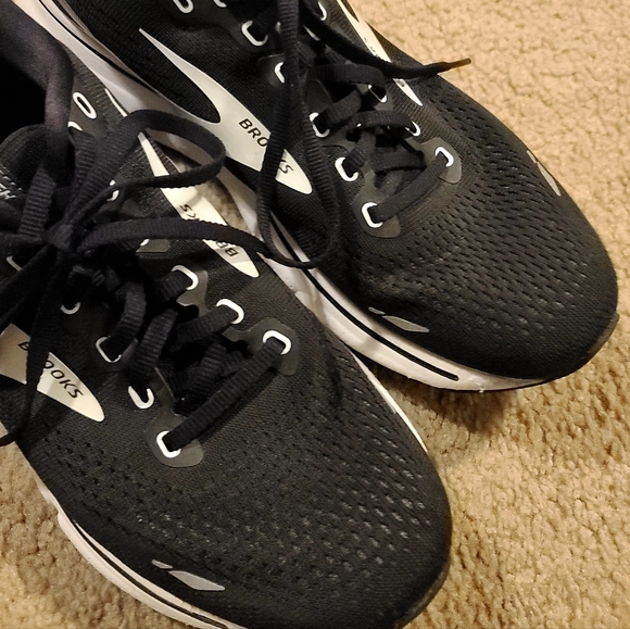 Men's 9, Black and White Brooks Ghost 15 Shoes - Picture 2 of 9